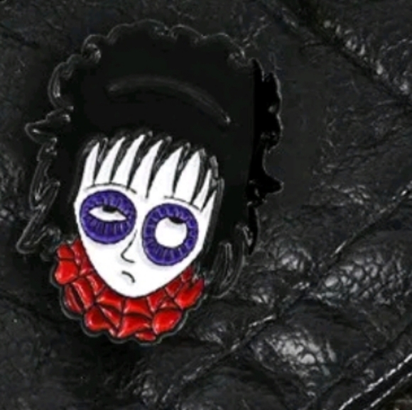 📸 Beetlejuice Lydia Deets metal pin - Picture 3 of 4
